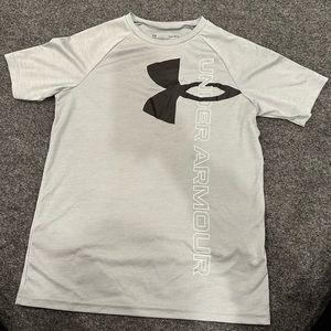 Grey short sleeve under armour t-shirt